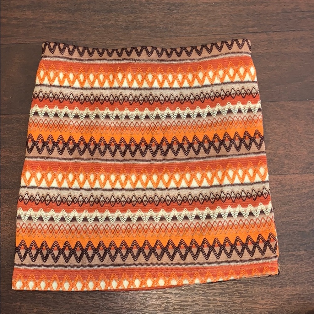 Embroidered mini skirt, vintage look.